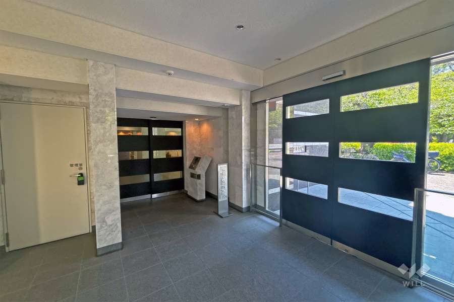 エントランスはオートロック付きです。