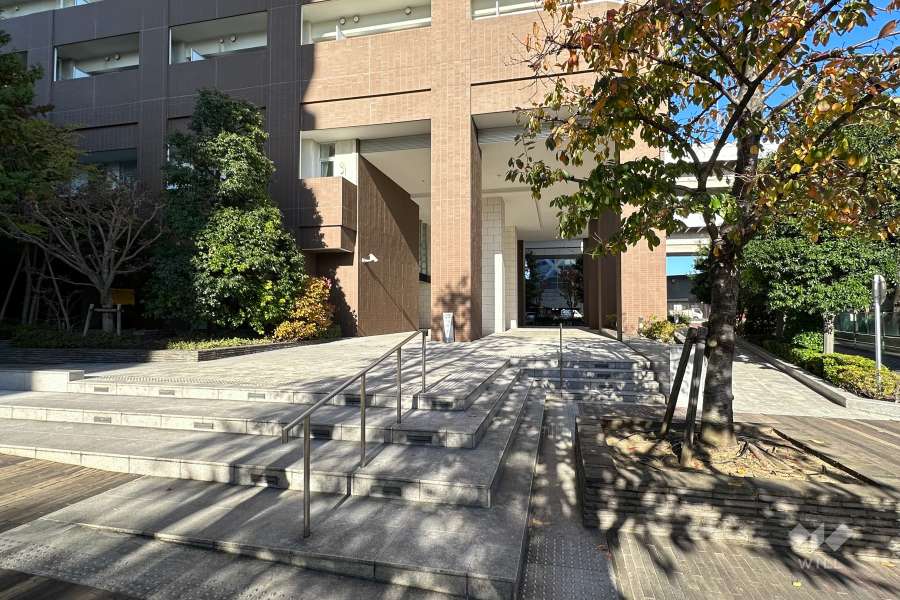 エントランスアプローチ(南西側から)