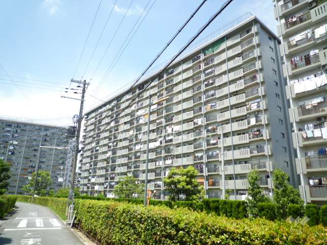 公社千里山田BC団地Ａ-4棟の外観（南東側から）