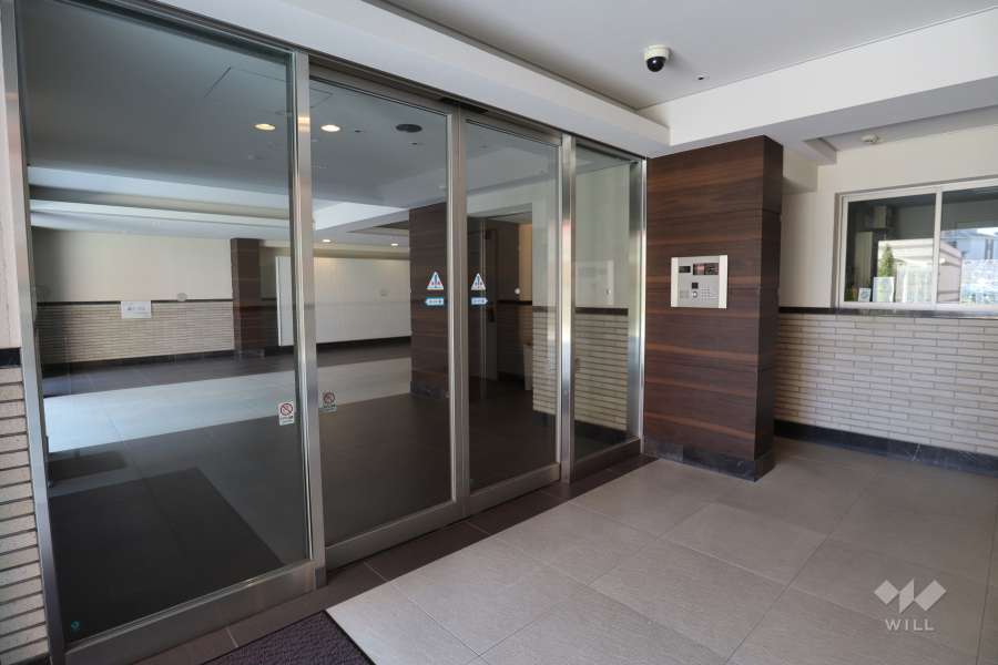 エントランスはオートロック付きです。