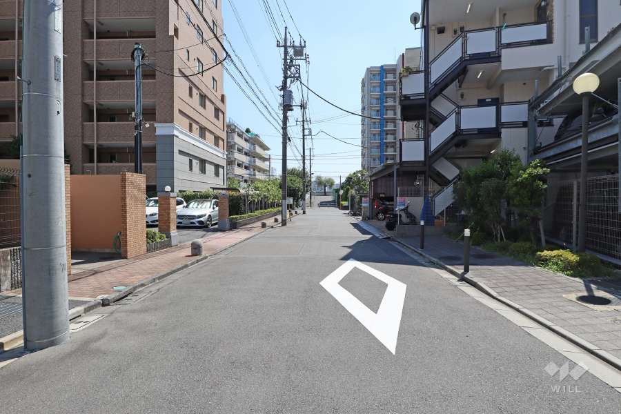 敷地南東側の前面道路（北東側から）