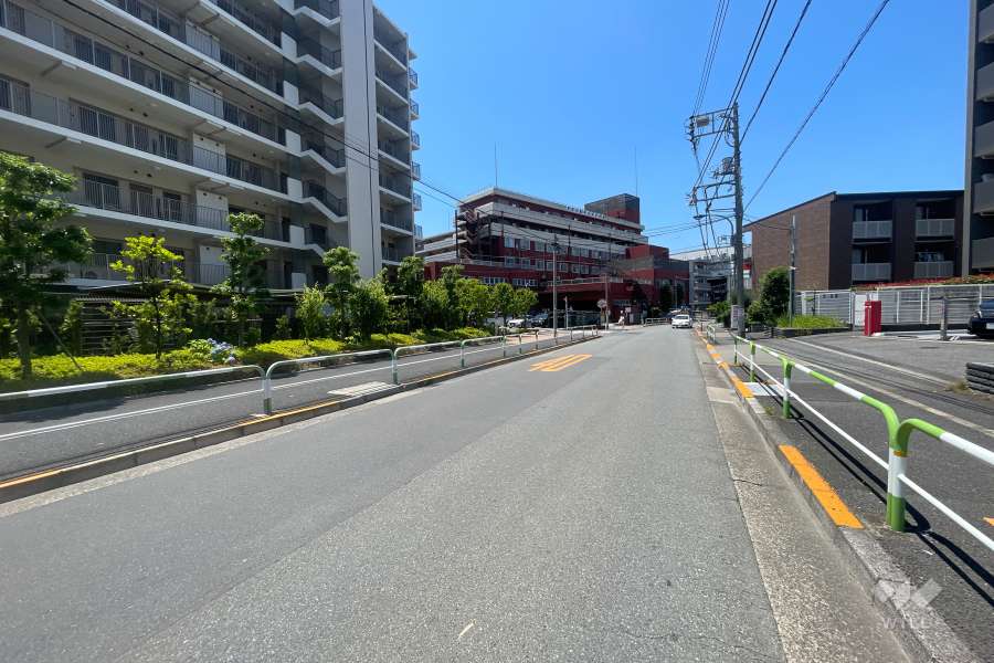 敷地の北側前面道路（東側から）