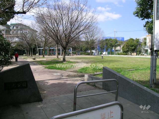 皿池公園は緑が多く、遊具も設置されています。