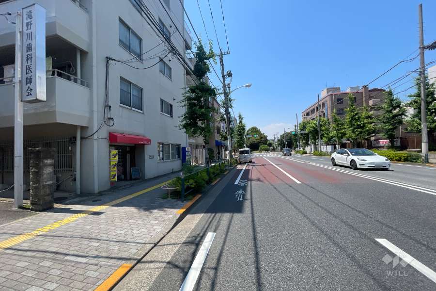 敷地北東側の前面道路（南東側から）