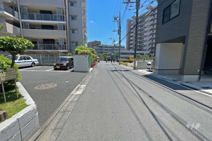 敷地南西側の前面道路（北西側から）
