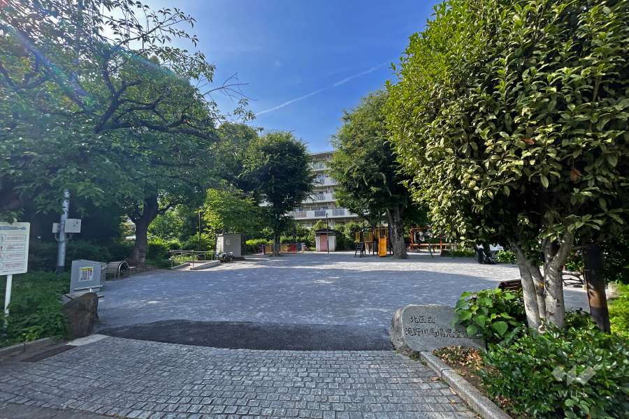敷地に隣接する『北区立滝野川馬場児童遊園』