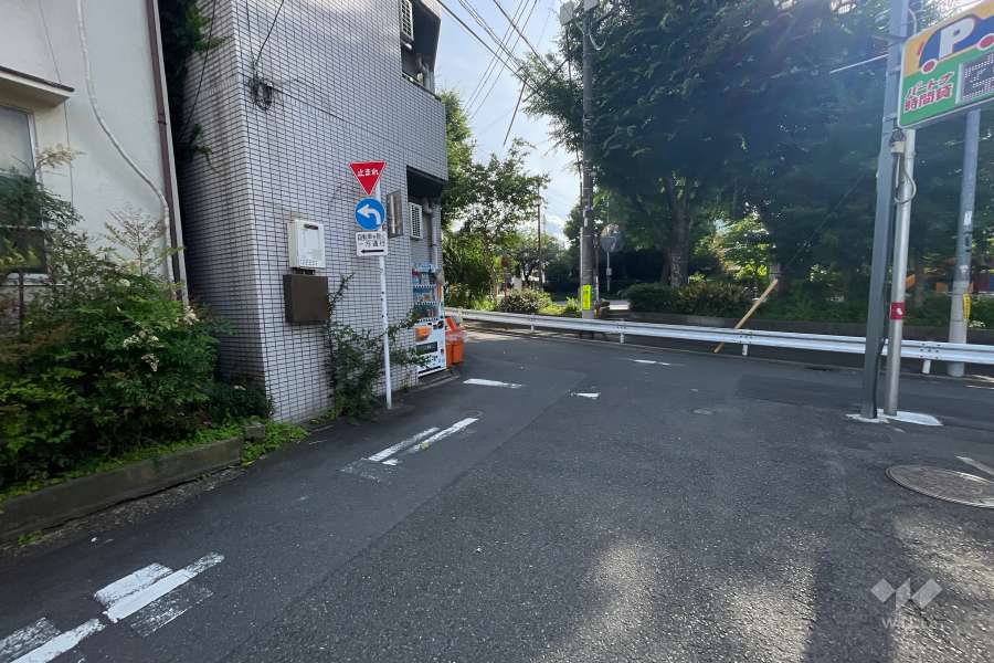 敷地北西側の前面道路（北東側から）