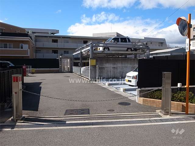 ロボットゲート付きの敷地内駐車場