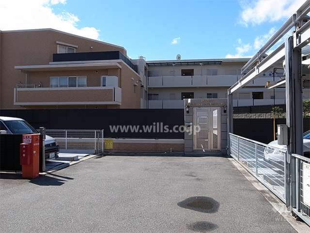 駐車場は機械式。突き当たりは駐車場から入るサブエントランスです。