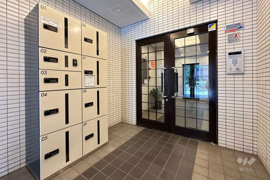 エントランスはオートロック・宅配ボックス付きです。