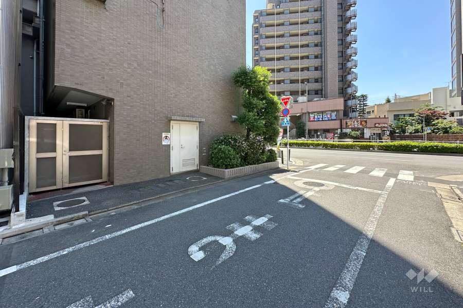 敷地の北側前面道路（東側から）