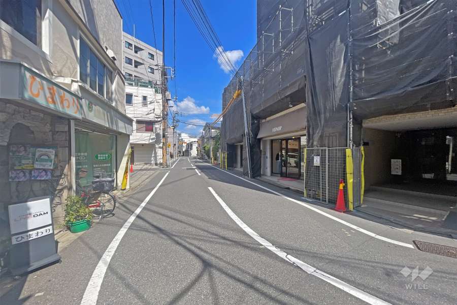 敷地の北側前面道路（西側から）