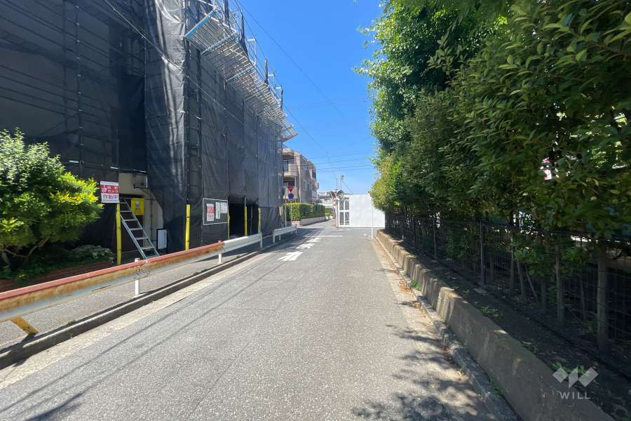 敷地の北側前面道路（東側から）