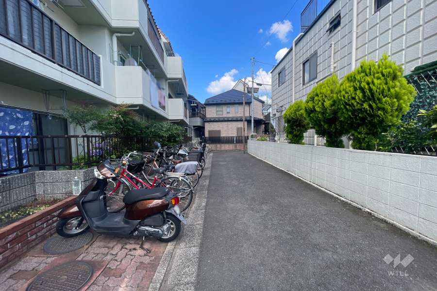 敷地の南側前面道路（西側から）