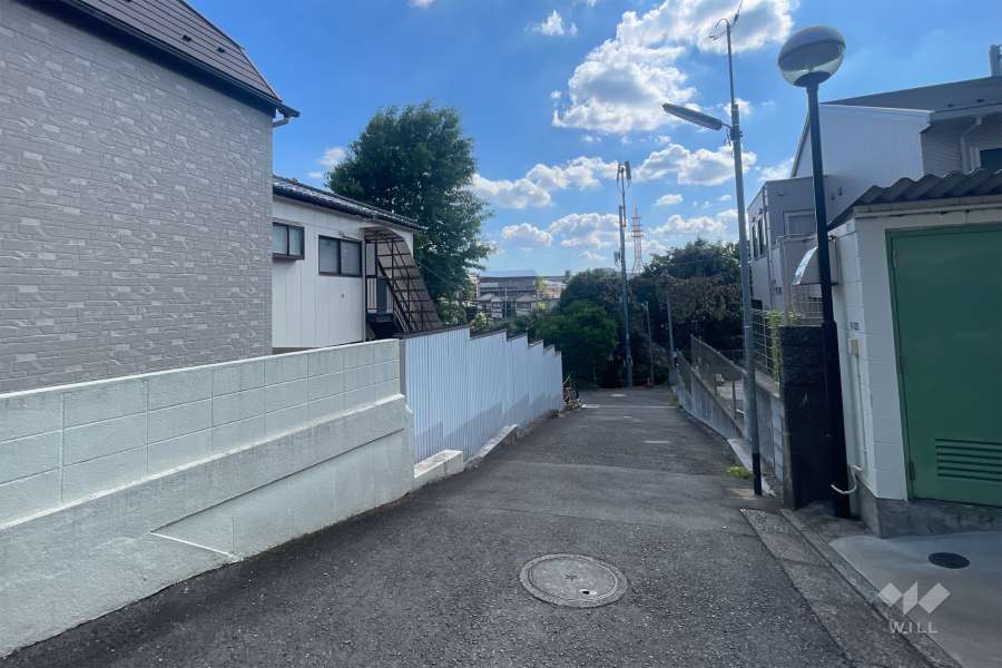 敷地の南側前面道路（東側から）