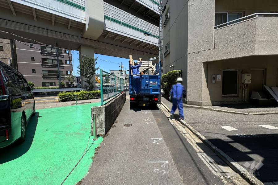 敷地西側の前面道路