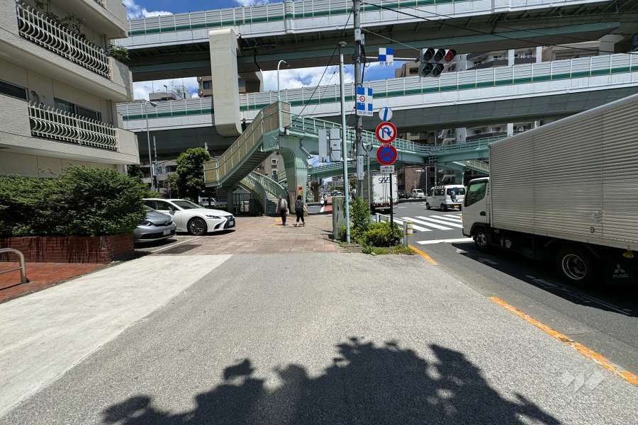 敷地南東側の前面道路（南西z