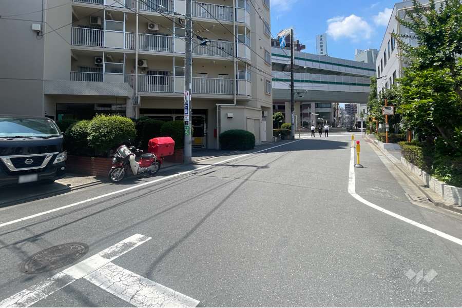 敷地の北側前面道路（東側から）-(2)