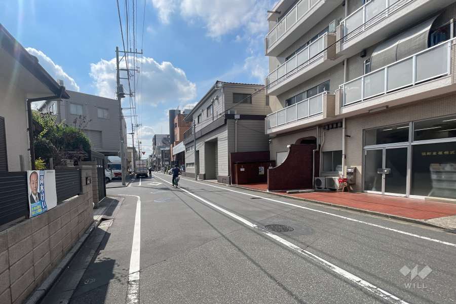 敷地の北側前面道路（東側から）