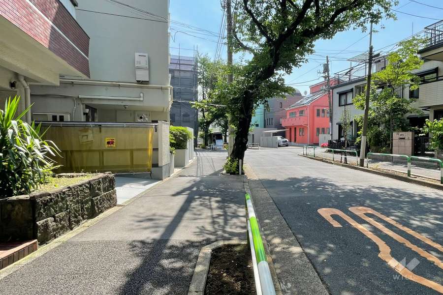 敷地の北西側前面道路（北東側から）