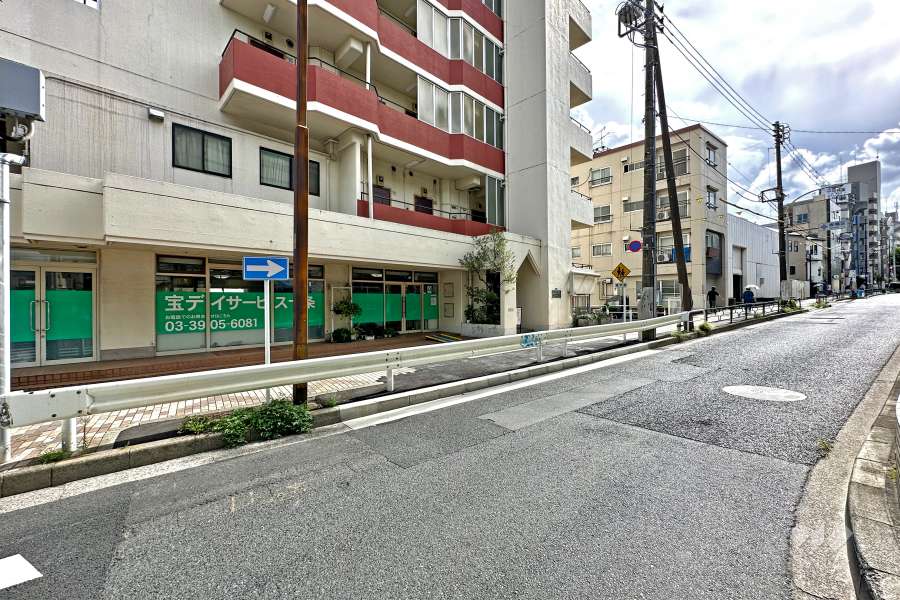 敷地の北側前面道路（東側から）