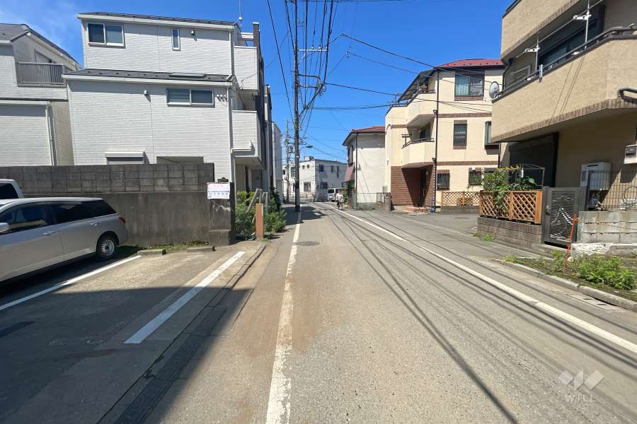 敷地西側の前面道路
