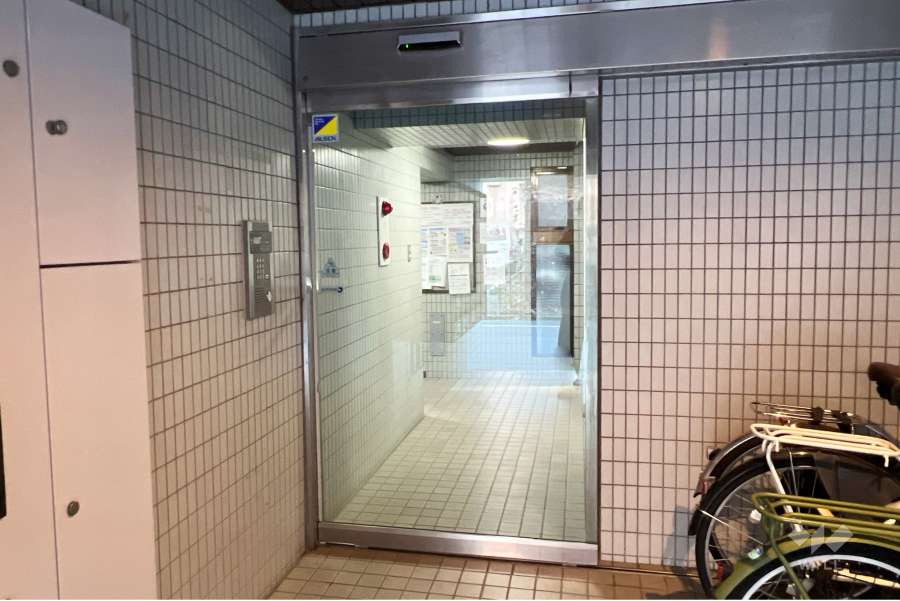 エントランスはオートロック付きです。