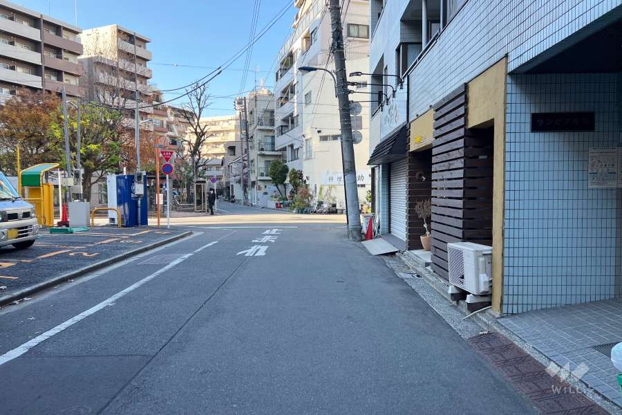 敷地の南西側前面道路（南東側から）