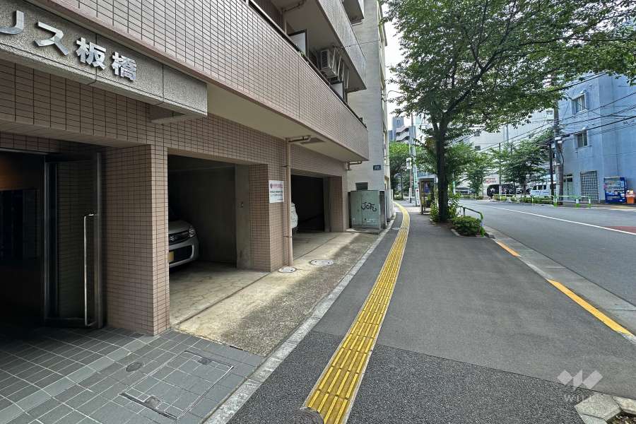 敷地西側の前面道路（北側から）