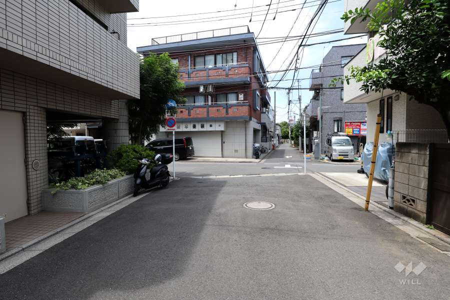 敷地北側の前面道路（東側から）