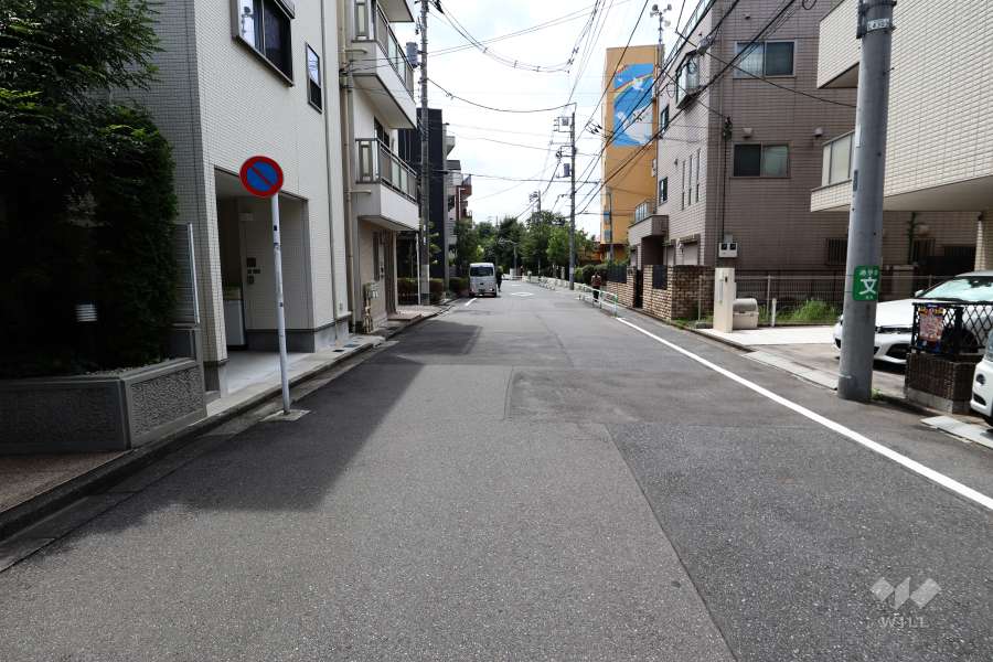 敷地北西側の前面道路（北東側から）