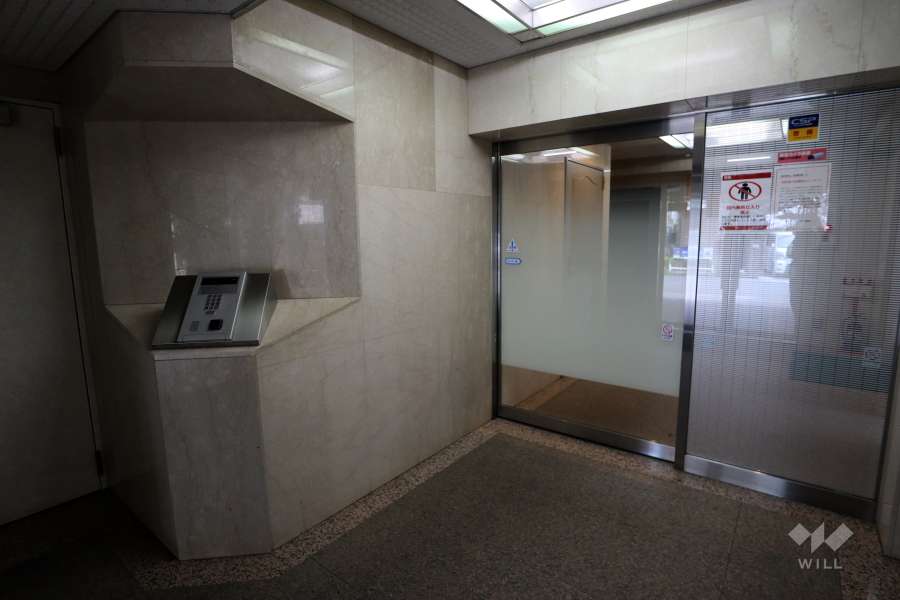 エントランスはオートロック付きです。