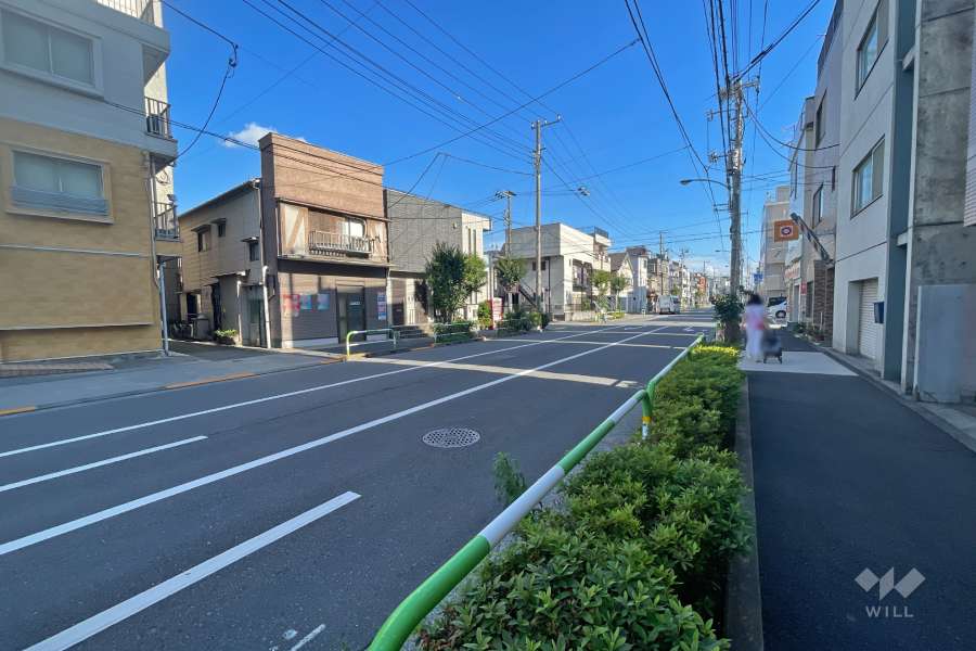 敷地東側の前面道路（北側から）