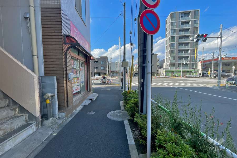 敷地東側の前面道路（南側から）