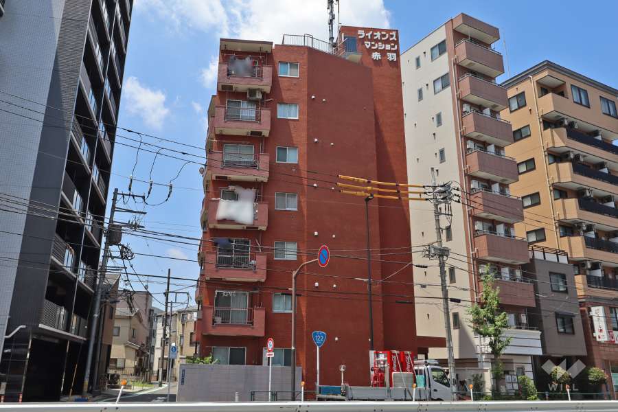 ライオンズマンション赤羽の外観（東側から）
