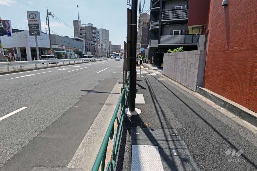 敷地北東側の前面道路（国道122号北本通り）