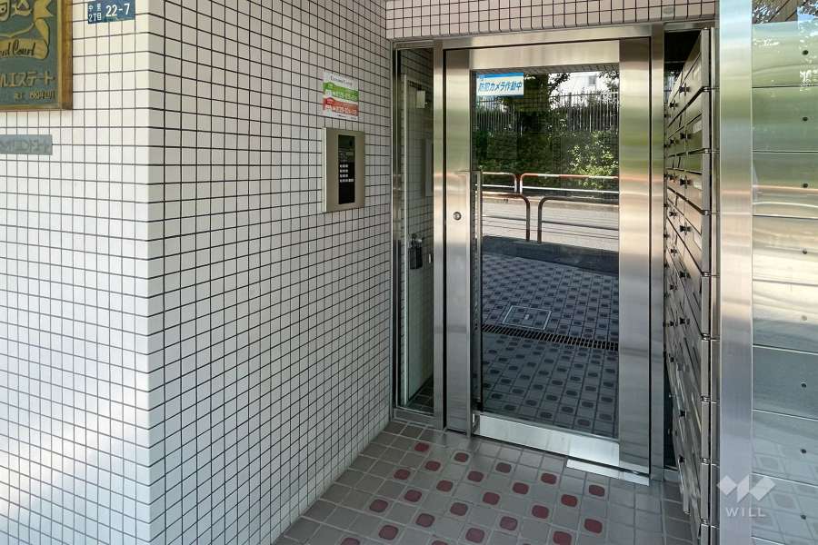 エントランスはオートロック付きです。