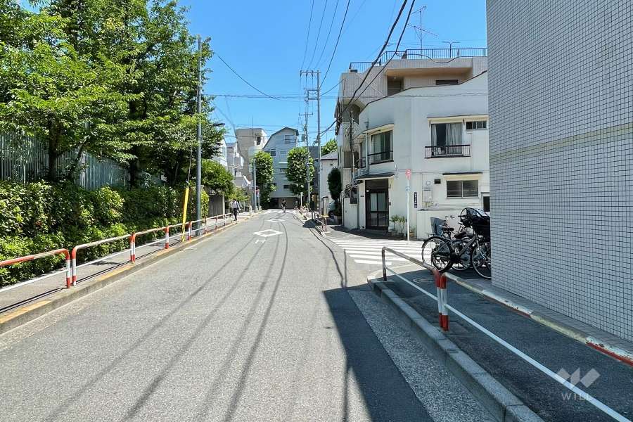 敷地北側の前面道路