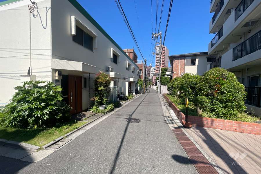 敷地北側の前面道路