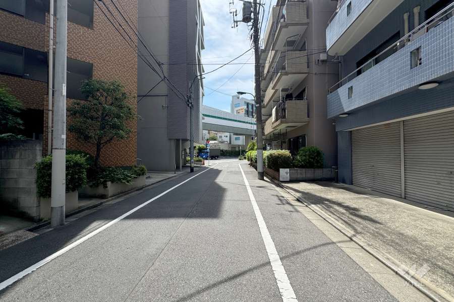 敷地北側の前面道路
