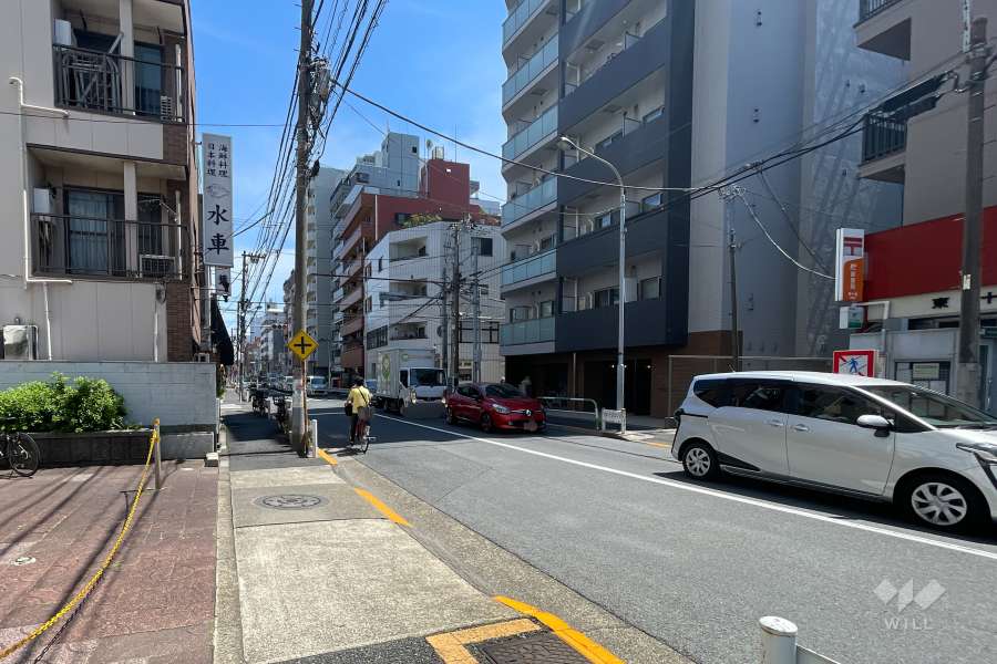 敷地の西側前面道路（北側から）
