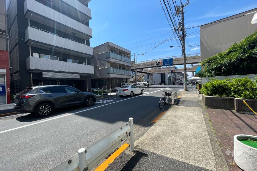 敷地の西側前面道路（南側から）