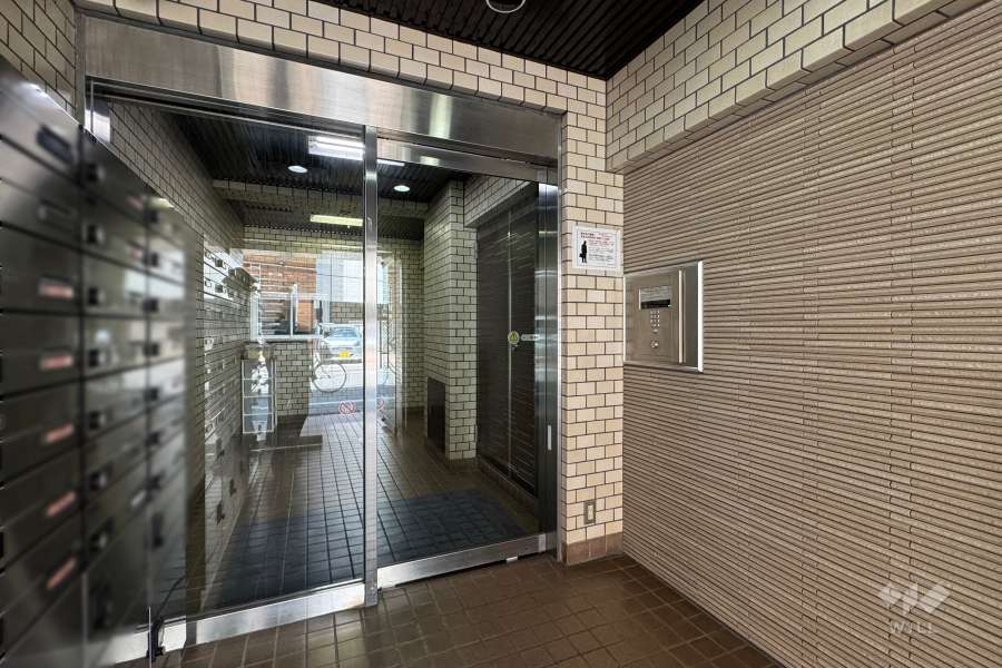 エントランスはオートロック付きです。