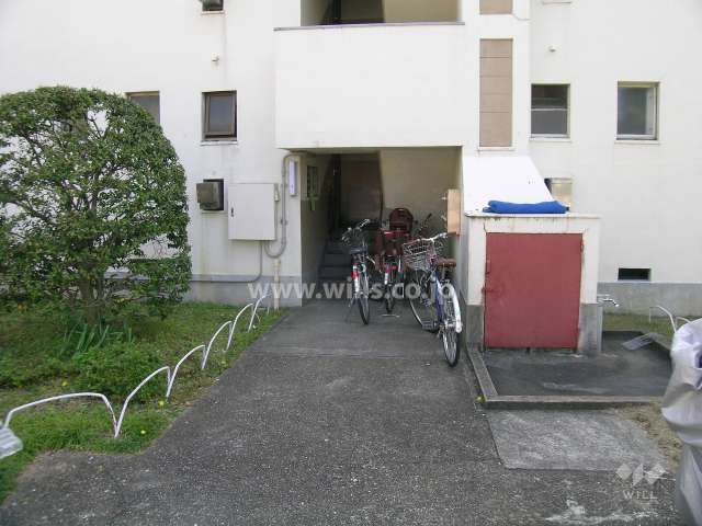 共用ポストのある階段入口