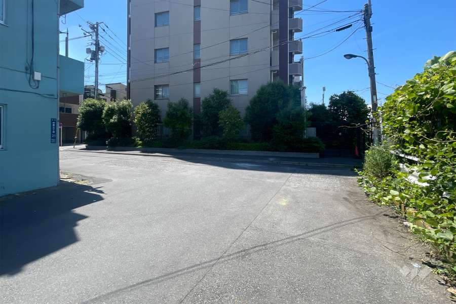 敷地の東側前面道路