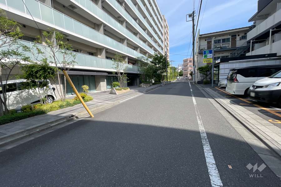 敷地西側の前面道路