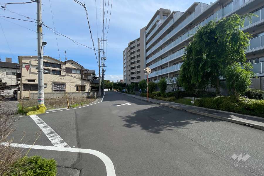 敷地東側の前面道路