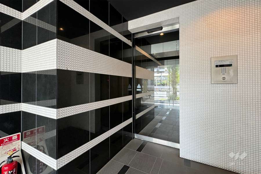 エントランスはオートロック付きです。