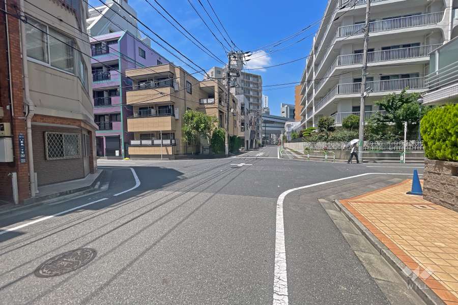 敷地の北側前面道路（東側から）