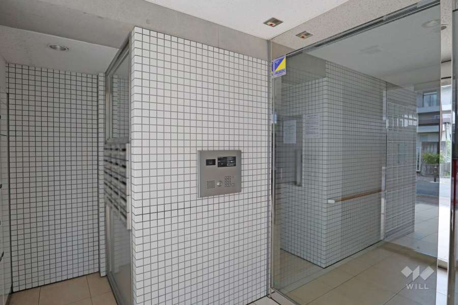 エントランスはオートロック付きです。